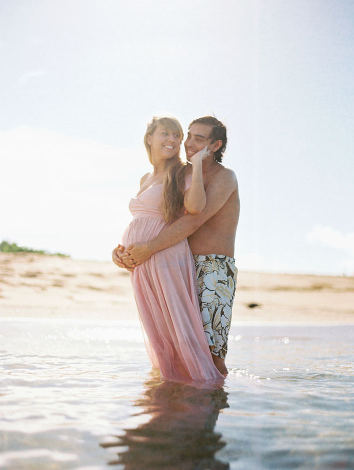 Kauai Island Babymoon {Kauai, Hawaii Underwater Maternity Photography