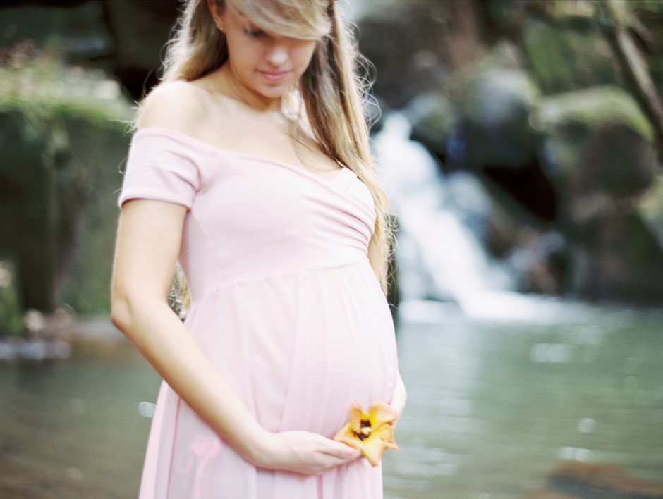 Kauai Island Babymoon {Kauai, Hawaii Underwater Maternity Photography