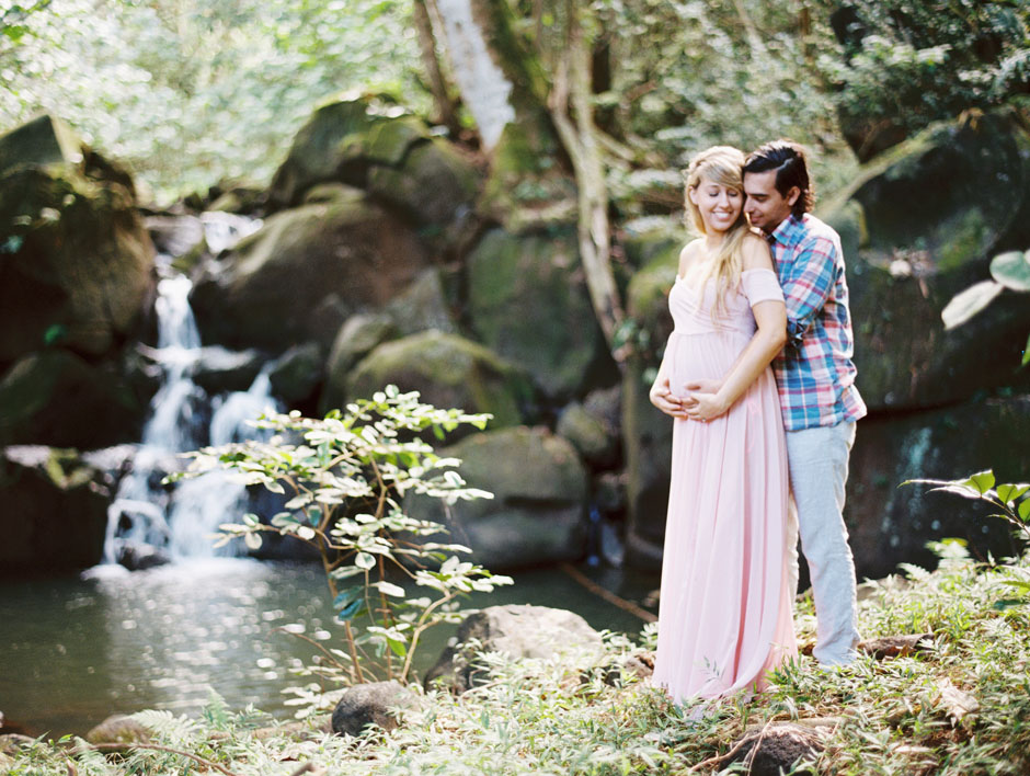 Kauai Island Babymoon {Kauai, Hawaii Underwater Maternity Photography
